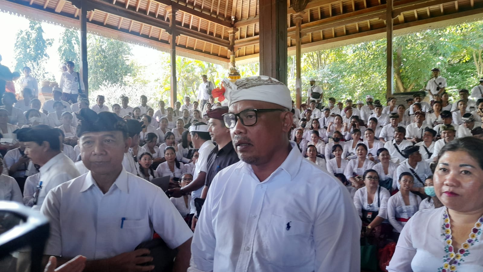 Kepala Dinas Kebudayaan (Kadisbud),Prof. Dr. I Gede Arya Sugiartha diwawancarai wartawan usai pertemuan Antara anggota Komisi IV DPRD Bali, yang dipimpin Gusti Putu Budiarta di Wantilan DPRD Bali Kamis 27 Juli 2023. 