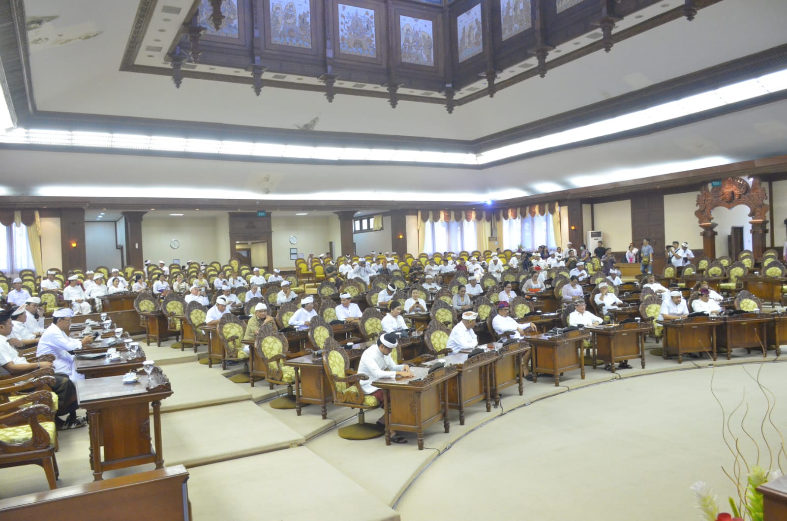 Di hadapan rapat Paripurna DPRD Bali, Gubernur Wayan Koster jelaskan substansi pungutan 150 ribu rupiah terhadap wisatawan. 