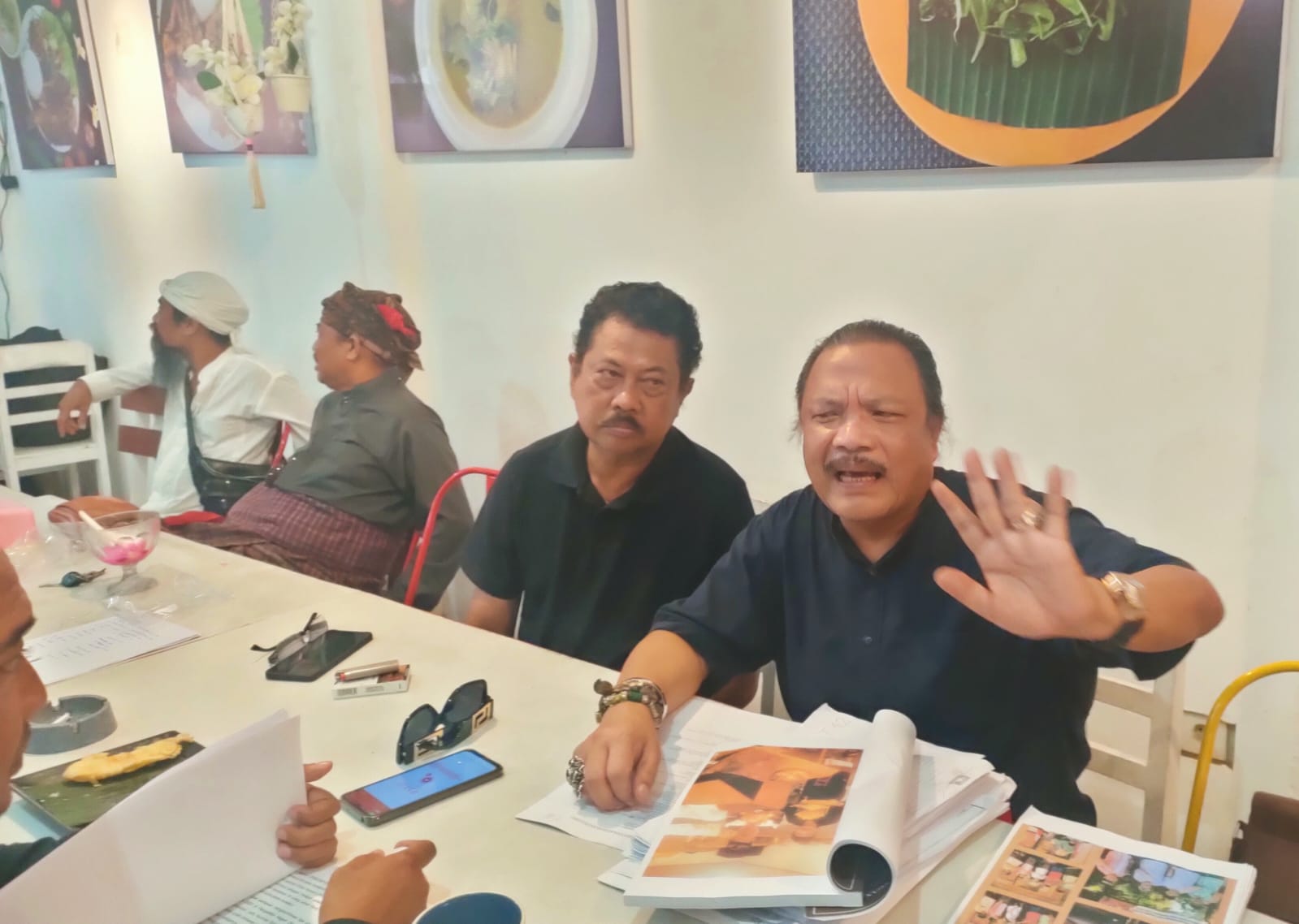 Tokoh Puri Gerenceng Denpasar AA Ngurah Agung bersama Tim Hukum Tergugat dari H2B Law Office AKBP (P) Ketut Arianta SH, dan Ketua Tim Kuasa Hukum Harmaini Idris Hasib.