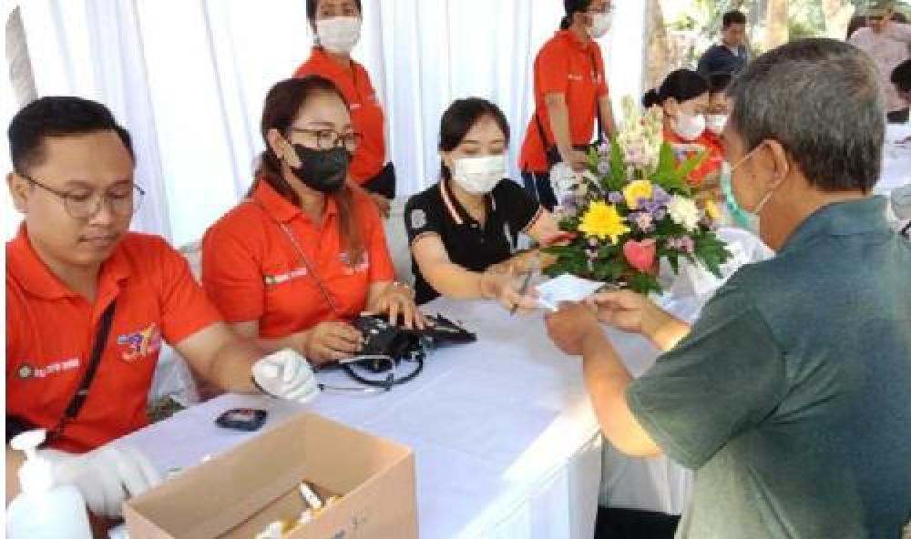 Warga membludak ikuti cek kesehatan gratis SMSI Bali kerjasama dengan Rumah Sakit Puri Raharja Denpasar. 
