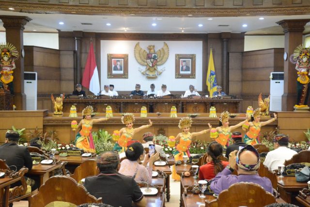 Ketua DPRD Bali memimpin rapat paripurna ke-41 untuk mendengarkan laporan akhir pembahasan Raperda Provinsi Bali tentang Perubahan Keempat Atas Peraturan Daerah Nomor 10 Tahun 2016 tentang Pembentukan dan Susunan Perangkat Daerah. 