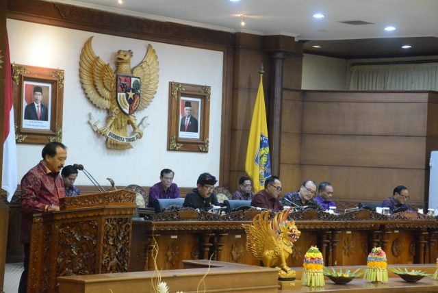 Anggota DPRD Bali Nyoman Laka membacakan tanggapan terhadap pendapat Gubernur atas Raperda Provinsi Bali tentang Perubahan Keempat Atas Peraturan Daerah Nomor 10 Tahun 2016 tentang Pembentukan dan Susunan Perangkat Daerah, Minggu malam 3 September 2023. 