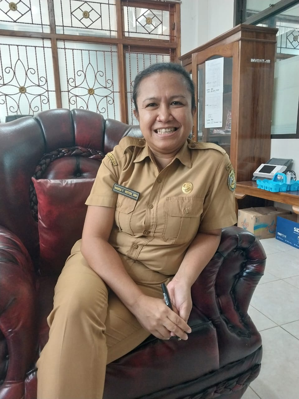 Kepala Badan Pendapatan Daerah Kabupaten Manggarai Barat (Mabar) Maria Yuliana Rotok saat diwawancara media ini. 