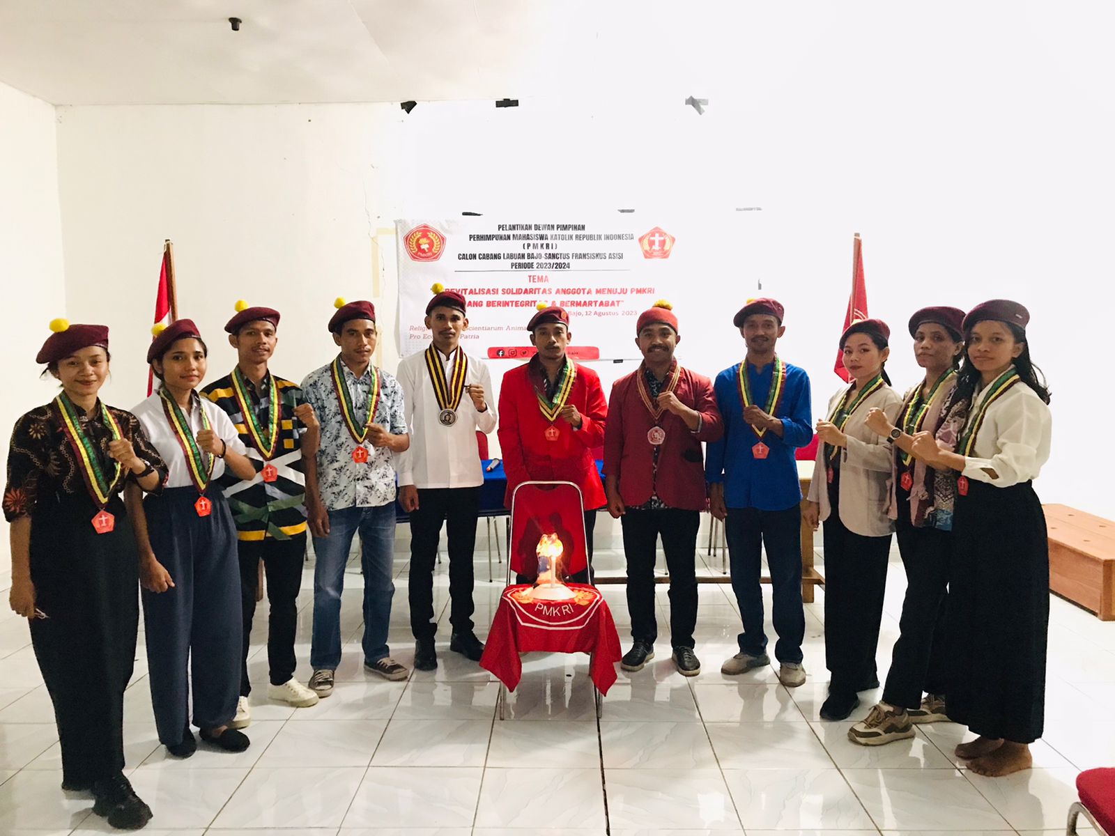 Beberapa pengurus dan Anggota PMKRI Ruteng dan Labuan Bajo berpose bersama usai memberikan keterangan Pers, pada Kamis 26 Oktober 2023. (FOTO/DokumenPMKRI)