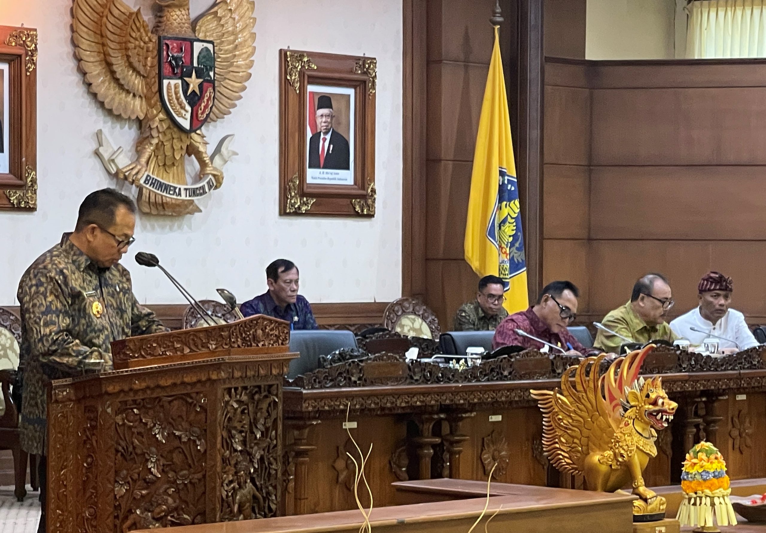 Penjabat (PJ) Gubernur Bali, Sang Made Mahendra Jaya menyampaikan dua Raperda Provinsi Bali dalam Rapat Paripurna ke-42 Masa Persidangan III tahun 2023 DPRD Provinsi Bali, 