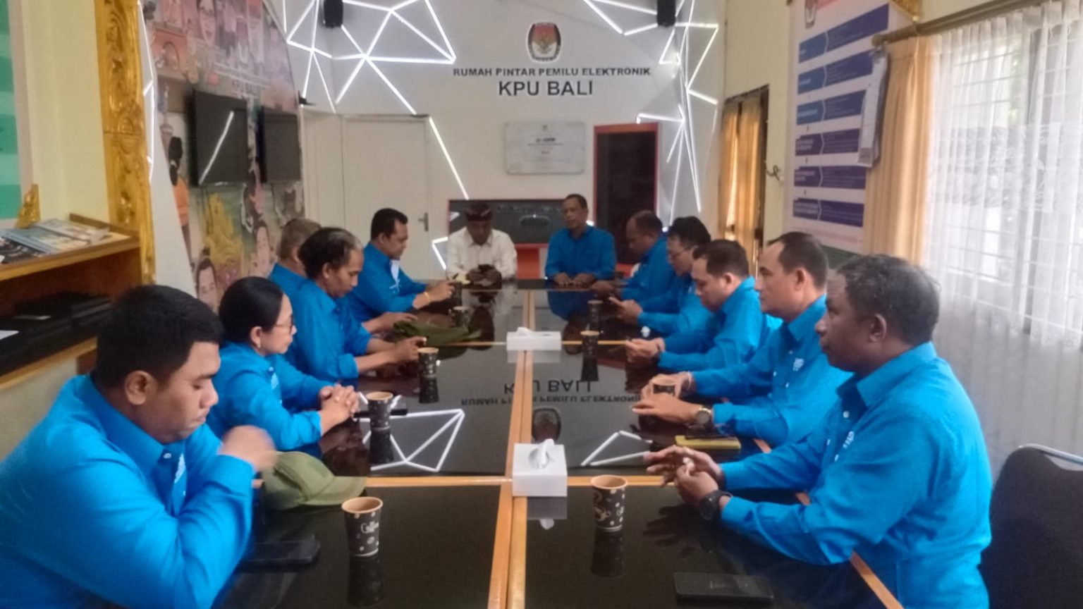 Jajaran Pengurus SMSI Provinsi Bali, berdialog dengan Ketua KPUD Provinsi Bali, I Dewa Agung Gede Lidartawan pada Kamis, 9 November 2023. 