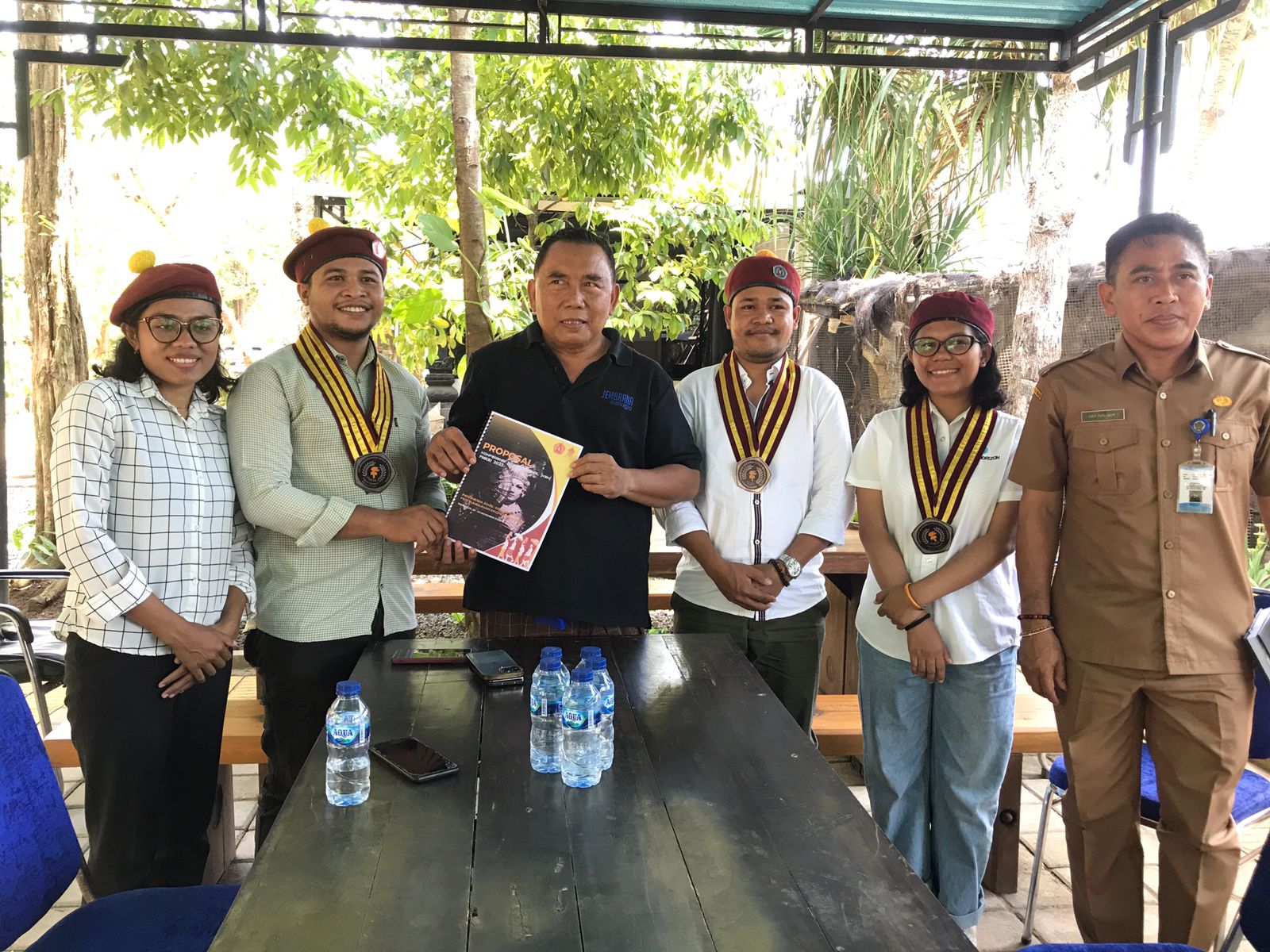 Sejumlah pengurus PMKRI Denpasar bersama Pengurus Pusat PMKRI berfoto bersama Bupati Jembrana, Nengah Tamba usai beraudiensi. 