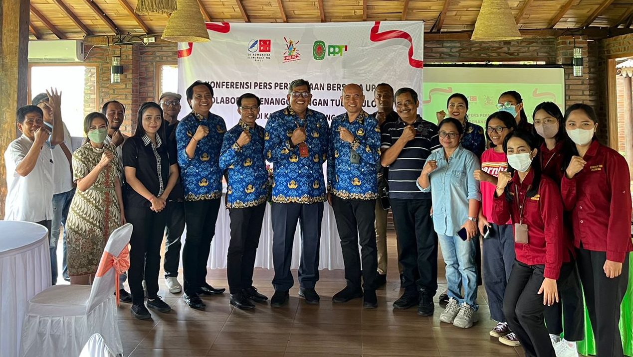 Foto bersama usai Konferensi Pers bersama awak media di Warung Simbar Menjangan Abiansemal Kabupaten Badung.