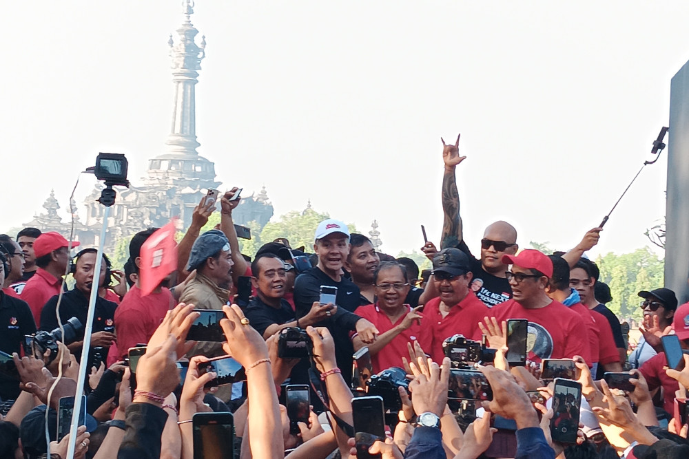 Bakal Calon Presiden Ganjar Pranowo bersama pendukungnya saat jalan santai di Lapangan Renon, Denpasar pada Sabtu (17/6/2023). 